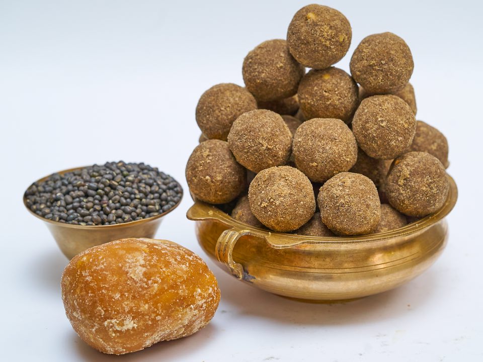 Karuppu Ulundhu Urundai